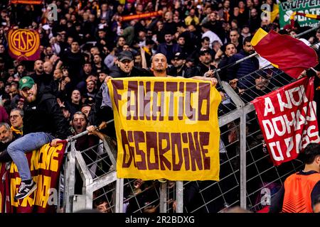 Leverkusen, Deutschland. 18. Mai 2023. LEVERKUSEN, DEUTSCHLAND - MAI 18: Fans und Unterstützer VON AS Roma mit Banner während des Halbfinalspiels Second Leg - UEFA Europa League zwischen Bayer 04 Leverkusen und AS Roma in der BayArena am 18. Mai 2023 in Leverkusen, Deutschland (Foto von Joris Verwijst/Orange Pictures) Guthaben: Orange Pics BV/Alamy Live News Stockfoto