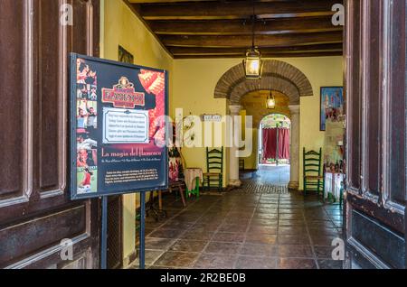 CORDOBA, SPANIEN - 14. FEBRUAR 2014: Eintritt zu einem Flamenco Tablao in Cordoba, Spanien. Ein Tablao ist ein Ort, an dem Flamenco-Shows aufgeführt werden Stockfoto