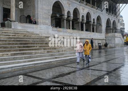 Istanbul, Türkei. 17. Mai 2023. Leute, die Regenmäntel tragen, laufen bei Regen entlang des Eminönü. (Foto: Mine TOZ/SOPA Images/Sipa USA) Guthaben: SIPA USA/Alamy Live News Stockfoto