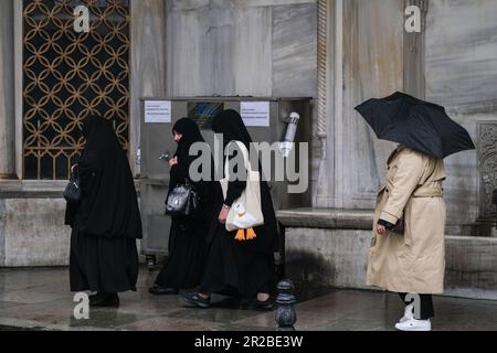 Istanbul, Türkei. 17. Mai 2023. Muslimische Frauen gehen bei Regen entlang Sirkeci. (Foto: Mine TOZ/SOPA Images/Sipa USA) Guthaben: SIPA USA/Alamy Live News Stockfoto