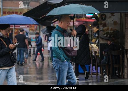 Istanbul, Türkei. 17. Mai 2023. Personen mit Schirm laufen bei Regen entlang Sirkeci. (Foto: Mine TOZ/SOPA Images/Sipa USA) Guthaben: SIPA USA/Alamy Live News Stockfoto