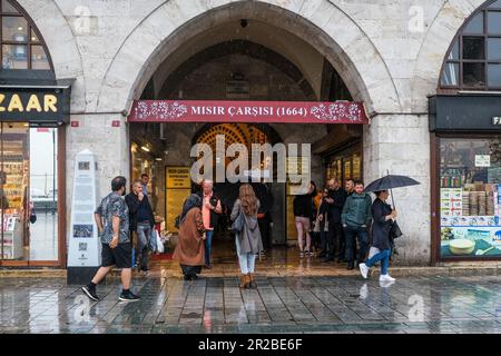 Istanbul, Türkei. 17. Mai 2023. Die Menschen nehmen Schutz vor der Tür des historischen Basars in Eminönü. (Foto: Mine TOZ/SOPA Images/Sipa USA) Guthaben: SIPA USA/Alamy Live News Stockfoto