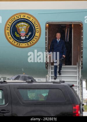 Präsident Joseph R. Biden trifft am 18. Mai 2023 in der Marine Corps Air Station Iwakuni in Japan ein. Biden wird am G7-Gipfel in Hiroshima neben führenden Vertretern aus Japan, Italien, Kanada, Frankreich, Deutschland und die Europäische Union. (USA Marinekorps Foto von CPL. Evan Jones) Stockfoto