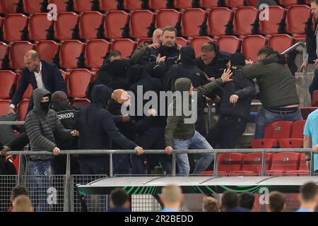 Amsterdam, Niederlande. 18. Mai 2023. AZ Alkmaar-Fans greifen West Ham-Fans nach dem Halbfinale der UEFA Conference League in der zweiten Etappe zwischen AZ Alkmaar und West Ham United im AFAS-Stadion am 18. 2023. Mai in Amsterdam an. (Foto: Daniel Chesterton/phcimages.com) Kredit: PHC Images/Alamy Live News Stockfoto