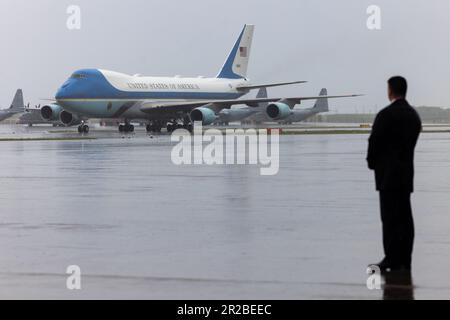 Air Force One landet am 18. Mai 2023 in der Marine Corps Air Station Iwakuni, Japan. Biden wird am G7-Gipfel in Hiroshima neben führenden Vertretern aus Japan, Italien, Kanada, Frankreich, Deutschland und die Europäische Union. (USA Marinekorps (Foto: CPL. Raymond Tong) Stockfoto