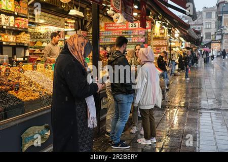 Istanbul, Türkei. 17. Mai 2023. Die Leute suchen sich vor den Verkaufsständen in EminÃ¶nÃ eine Unterkunft (Kreditbild: © Mine TOZ/SOPA Images via ZUMA Press Wire), NUR REDAKTIONELLE VERWENDUNG! Nicht für den kommerziellen GEBRAUCH! Stockfoto