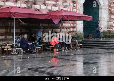 Istanbul, Türkei. 17. Mai 2023. Die Menschen beherbergen sich in einem Café entlang der EminÃ¶nÃ¼ bei Regen. (Kreditbild: © Mine TOZ/SOPA Images via ZUMA Press Wire) NUR REDAKTIONELLE VERWENDUNG! Nicht für den kommerziellen GEBRAUCH! Stockfoto