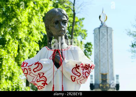 Kiew, Ukraine. 22. Dezember 2022. KIEW, UKRAINE - 18. MAI 2023 - das Denkmal „Bitter Memory of Childhood“, gekleidet in einem bestickten Hemd anlässlich des Tages von Wyschywanka, Kiew, Hauptstadt der Ukraine. Kredit: Ukrinform/Alamy Live News Stockfoto