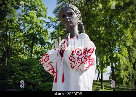 Kiew, Ukraine. 22. Dezember 2022. KIEW, UKRAINE - 18. MAI 2023 - das Denkmal „Bitter Memory of Childhood“, gekleidet in einem bestickten Hemd anlässlich des Tages von Wyschywanka, Kiew, Hauptstadt der Ukraine. Kredit: Ukrinform/Alamy Live News Stockfoto