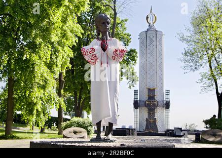 Kiew, Ukraine. 22. Dezember 2022. KIEW, UKRAINE - 18. MAI 2023 - anlässlich des Vyschywanka-Tages, Kiew, Hauptstadt der Ukraine, wird eine Ausstellung mit gestickten Hemden mit einzigartigen Geschichten aus den Sammlungen des Nationalmuseums des Holodomor-Völkermords eröffnet. Kredit: Ukrinform/Alamy Live News Stockfoto