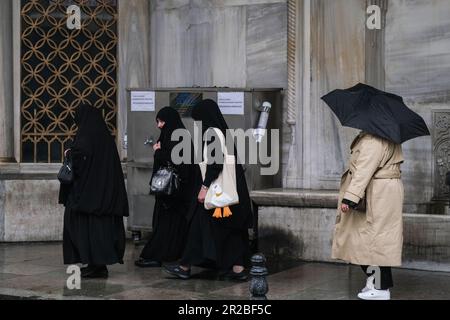 Istanbul, Türkei. 17. Mai 2023. Muslimische Frauen gehen bei Regen entlang Sirkeci. (Kreditbild: © Mine TOZ/SOPA Images via ZUMA Press Wire) NUR REDAKTIONELLE VERWENDUNG! Nicht für den kommerziellen GEBRAUCH! Stockfoto