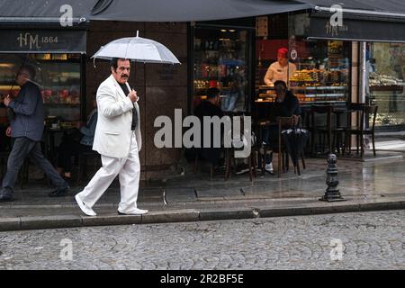 Istanbul, Türkei. 17. Mai 2023. Ein Mann mit Schirm läuft bei Regen auf Sirkeci. (Kreditbild: © Mine TOZ/SOPA Images via ZUMA Press Wire) NUR REDAKTIONELLE VERWENDUNG! Nicht für den kommerziellen GEBRAUCH! Stockfoto