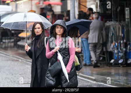 Istanbul, Türkei. 17. Mai 2023. Junge Damen gehen bei Regen auf Sirkeci spazieren. (Kreditbild: © Mine TOZ/SOPA Images via ZUMA Press Wire) NUR REDAKTIONELLE VERWENDUNG! Nicht für den kommerziellen GEBRAUCH! Stockfoto