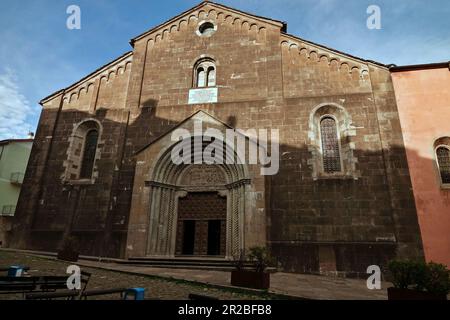 Die Außenfassade der Kathedrale von Berceto befindet sich auf dem Pilgerweg nach Rom, der Via francigena genannt wird. Berceto, Parma, Emilia Romagna, Italien Stockfoto