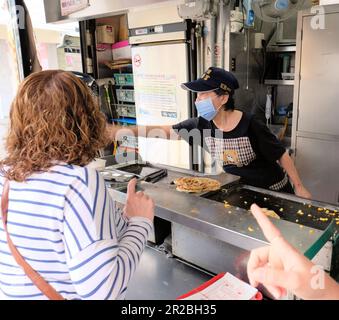 Tian Jin Flaky Scallion Pancake Shop, ein traditioneller und beliebter taiwanesischer Zwiebelkuchenverkäufer oder Sallion-Pfannkuchenverkäufer in der Yongkang Street in Taipei, Taiwan. Stockfoto