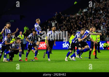 Die Spieler am Sheffield Wednesday feiern, dass Dave Gregory nach einem Elfmeterschießen beim Sky Bet League 1 Play-off-Spiel Sheffield Wednesday vs Peterborough in Hillsborough, Sheffield, Großbritannien, am 18. Mai 2023 (Foto von Nick Browning/News Images) in, am 5./18. Mai 2023, den Sieg errungen hat. (Foto von Nick Browning/News Images/Sipa USA) Guthaben: SIPA USA/Alamy Live News Stockfoto