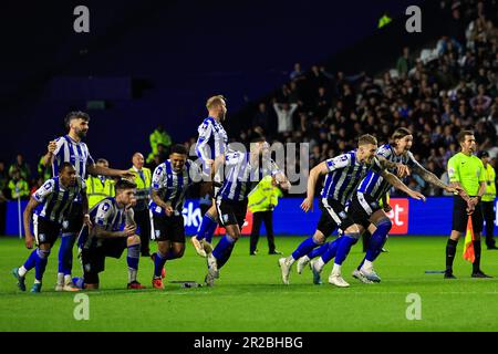 Die Spieler am Sheffield Wednesday feiern, dass Dave Gregory nach einem Elfmeterschießen beim Sky Bet League 1 Play-off-Spiel Sheffield Wednesday vs Peterborough in Hillsborough, Sheffield, Großbritannien, am 18. Mai 2023 (Foto von Nick Browning/News Images) in, am 5./18. Mai 2023, den Sieg errungen hat. (Foto von Nick Browning/News Images/Sipa USA) Guthaben: SIPA USA/Alamy Live News Stockfoto