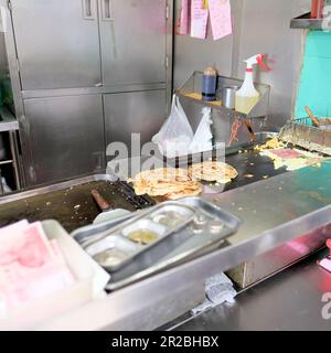 Tian Jin Flaky Scallion Pancake Shop, ein traditioneller und beliebter taiwanesischer Zwiebelkuchenverkäufer oder Sallion-Pfannkuchenverkäufer in der Yongkang Street in Taipei, Taiwan. Stockfoto