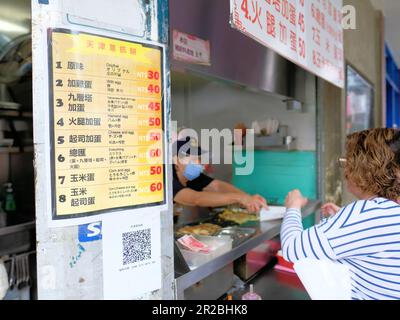 Tian Jin Flaky Scallion Pancake Shop, ein traditioneller und beliebter taiwanesischer Zwiebelkuchenverkäufer oder Sallion-Pfannkuchenverkäufer in der Yongkang Street in Taipei, Taiwan. Stockfoto