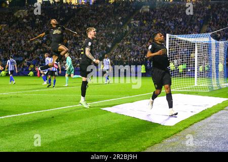 Hillsborough Stadium, Sheffield, England - 18. Mai 2023 Nathan Thompson feiert, nachdem Lee Gregory (9) von Sheffield Wednesday ein eigenes Tor geschossen hat, um Peterborough in der Verlängerung die Führung zu geben - während des Spiels Sheffield Wednesday gegen Peterborough United, Sky Bet League One, Play off 2. Leg, 2022/23, Hillsborough Stadium, Sheffield, England - 18. Mai 2023 Kredit: Arthur Haigh/WhiteRosePhotos/Alamy Live News Stockfoto