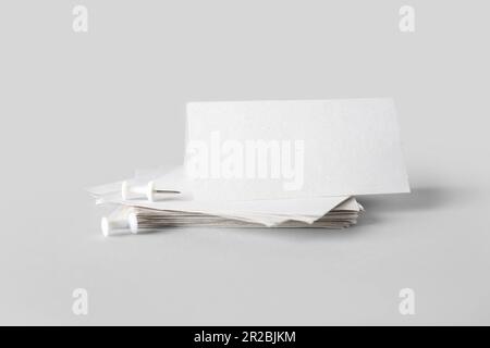 Weiße Haftnotizen mit Stiften auf grauem Hintergrund Stockfoto