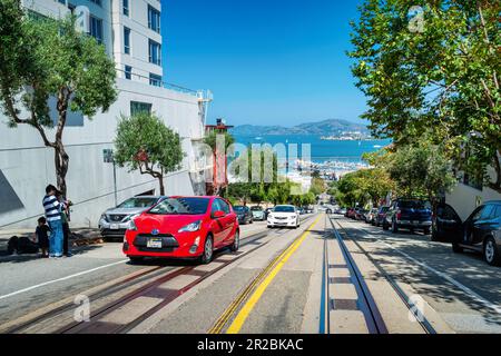 Die Leute fotografieren in einer steilen Straße im Zentrum von San Francisco, Kalifornien, USA Stockfoto