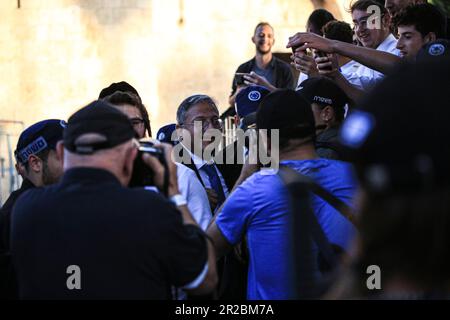 Ost-Jerusalem, Israel. 18. Mai 2023. Der israelische nationale Sicherheitsminister Itamar Ben-Gvir, flankiert von israelischen Polizeibeamten, begrüßt Menschen, die sich während des jährlichen "flaggenmarsches" zum "Jerusalem-Tag" vor dem Damaskus-Tor der Altstadt von Jerusalem versammeln. Die Polizei und die Einwohner Jerusalems bereiten sich darauf vor, dass extremistische Minister und ihre Anhänger am 18. Mai zu einem jährlichen fahnenmarsch anlässlich der israelischen Festnahme der Altstadt zusammenkommen. Kredit: SOPA Images Limited/Alamy Live News Stockfoto