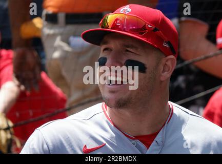 Baltimore, USA. 18. Mai 2023. BALTIMORE, MD - MAI 18: Feldspieler Mike Trout im Los Angeles Angels Center (27) vor einem MLB-Spiel zwischen den Baltimore Orioles und den Los Angeles Angels am 18. Mai 2023 im Orioles Park in Camden Yards in Baltimore, Maryland. (Foto: Tony Quinn/SipaUSA) Guthaben: SIPA USA/Alamy Live News Stockfoto