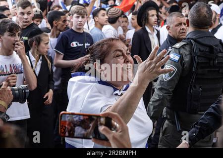 Ost-Jerusalem, Israel. 18. Mai 2023. Israelische Demonstranten singen während des jährlichen "flaggenmarsches" zum "Jerusalem-Tag" Slogans. Die Polizei und die Einwohner Jerusalems bereiten sich darauf vor, dass extremistische Minister und ihre Anhänger am 18. Mai zu einem jährlichen fahnenmarsch anlässlich der israelischen Festnahme der Altstadt zusammenkommen. (Foto: Saeed Qaq/SOPA Images/Sipa USA) Guthaben: SIPA USA/Alamy Live News Stockfoto