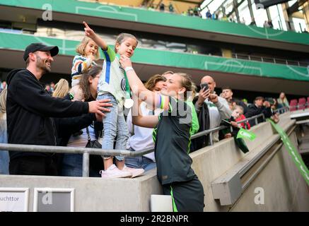 Köln/Deutschland. 18. Mai 2023 Alexandra POPP (WOB) hängt nach dem Spiel ihre Medaille an ein kleines Mädchen, DFB Pokal Finale Frauen 2023, VfL Wolfsburg (WOB) - SC Freiburg (FR) 4:1, am 18. Mai 2023 in Köln/Deutschland. # DFB-Vorschriften verbieten die Verwendung von Fotos als Bildsequenzen und/oder quasi-Video # Stockfoto