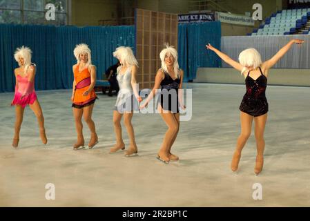Australische Eiskunstläufer (von links) Debbie ward, Yasmine Christinat, Eleanor Salmon, Fei-Fei Hardy und Lauren Hansom treten auf der Pressekonferenz zur australischen Premiere von Blades of Glory für die Medien auf. Macquarie Ice Rink, Sydney, AustraIia. 06.06.2007. Stockfoto