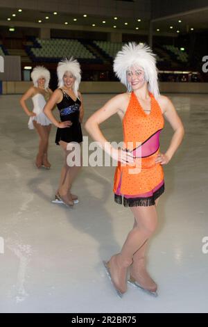 Die australischen Eiskunstläufer Yasmine Christinat (Vorderseite), Fei-fei Hardy (Mitte) und Phoebe Di Tommaso (Rückseite) treten auf der Macquarie Ice Rink als Teil der australischen Premiere von „Blades of Glory“ auf. Sydney, Australien. 06.06.2007. Stockfoto