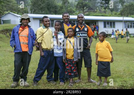 PNG Papua Neuguinea; östliches Hochland; Goroka; Namta; eine Gruppe von Teenagern auf dem Schulspielplatz; eine Gruppe Teenager auf dem Schulhof Młodzież Stockfoto