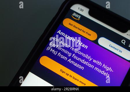 Vancouver, KANADA - Mai 14 2023 : Amazon Titan (Amazon Titan FMS)-Website auf einem iPhone-Bildschirm. Stockfoto