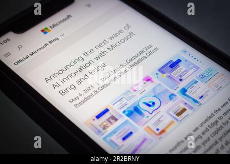 Ein Blogbeitrag „Ankündigung der nächsten Welle von KI-Innovationen mit Microsoft Bing und Edge“ von der Microsoft Blog-Website auf einem iPhone. Stockfoto