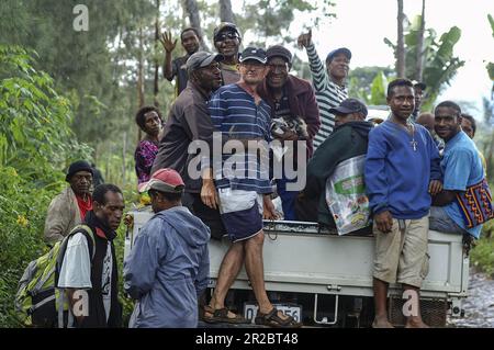 PNG Papua Neuguinea; Eastern Highlands; Goroka; kleiner Geländewagen, der Menschen transportiert; Offroad-Kleinlastwagen, der Menschen transportiert Stockfoto