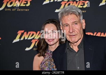 Cannes, Frankreich. 18. Mai 2023. Calista Flockhart, Harrison Ford, die am 18. Mai 2023 beim Cannes Film Festival 76. auf der Party „Indiana Jones and the Dial of Destiny“ in Cannes, Frankreich, teilnehmen. Foto: Julien Reynaud/APS-Medias/ABACAPRESS.COM Kredit: Abaca Press/Alamy Live News Stockfoto