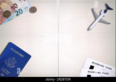 Ein amerikanischer Pass, zwei Flugtickets, ein Spielzeugflugzeug und ein paar Euro auf einem Notizblock mit Kopierraum. Perfekt für eine Eurotrip-Planung. Stockfoto