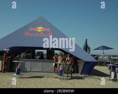 SENIGALLIA, ITALIEN - 22. JULI 2022: Red Bull Zelt am Strand unter blauem Himmel Stockfoto