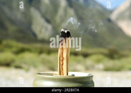 Brennender palo santo bleibt in hohen Bergen, dicht gemacht Stockfoto