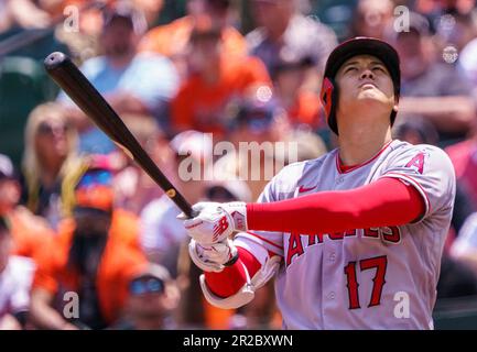 Baltimore, USA. 18. Mai 2023. BALTIMORE, MD - MAI 18: Los Angeles Angels Starting Pitcher Shohei Ohtani (17) überprüft den Flug des Balls während eines MLB-Spiels zwischen den Baltimore Orioles und den Los Angeles Angels am 18. Mai 2023 im Orioles Park in Camden Yards in Baltimore, Maryland. (Foto: Tony Quinn/SipaUSA) Guthaben: SIPA USA/Alamy Live News Stockfoto