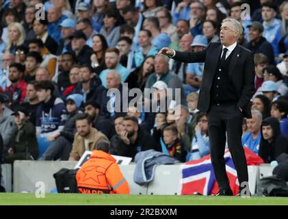 Etihad Stadium, Manchester, Großbritannien. 17. Mai 2023. Champions League Football, Halbfinale Second Leg, Manchester City gegen Real Madrid; Real Madrid Manager Carlo Ancelloti gibt seinen Spielern Anweisungen. Credit: Action Plus Sports/Alamy Live News Stockfoto