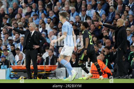 Etihad Stadium, Manchester, Großbritannien. 17. Mai 2023. Champions League Football, Halbfinale Second Leg, Manchester City gegen Real Madrid; Real Madrid Manager Carlo Ancelloti und Manchester City Manager Pep Guardiola leiten ihre Spieler. Credit: Action Plus Sports/Alamy Live News Stockfoto