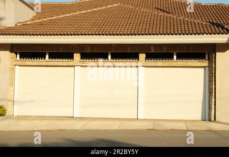 Garagengebäude mit geschlossenen weißen Toren Stockfoto