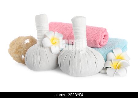 Kräutermassagebeutel, Handtücher, Blumen und Luffa auf weißem Hintergrund. Spa-Verfahren Stockfoto