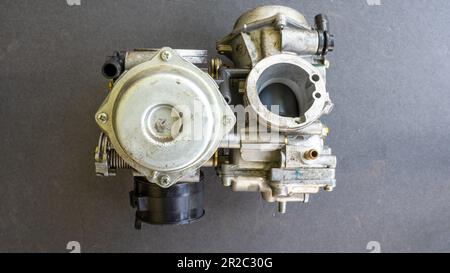 Eine Hochwinkelansicht der Motorradvergaser Stockfoto