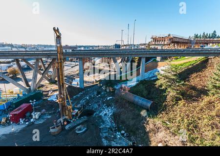 Ein Bohrfahrzeug für gebohrte Wellen zur Unterstützung einer Autobahnrampe aus Sicht eines Hebebühnen. Stockfoto