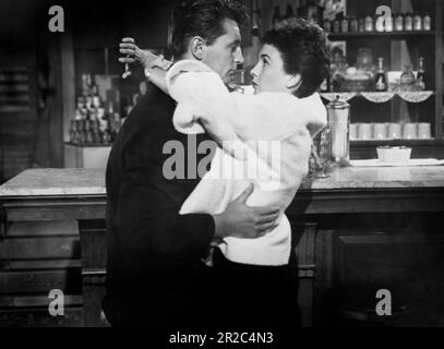 Robert Mitchum, Jean Simmons, am Filmset „She Could Not Say No“, RKO Radio Pictures, 1954 Stockfoto