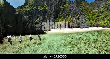 Jiji's Beach liegt auf der Insel Miniloc, neben der Secret Lagune, 9 km von El Nido, Palawan, Philippinen. Stockfoto