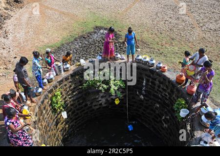 Mumbai, Indien. 16. Mai 2023. Dorfbewohner versammeln sich um einen Brunnen, um Wasser zu holen im Dorf Telamwadi bei Vihigaon, Shahapur-Taluka im Bezirk Thane bei Mumbai. Die Dorfbewohner sind während der Sommermonate mit akuter Wasserknappheit konfrontiert, da sie durch einen Wassertransporter, der nur einmal am Tag Wasser in den Brunnen entlädt, Wasser erhalten, was für sie und ihre Rinder für den täglichen Gebrauch nicht ausreicht. (Foto: Ashish Vaishnav/SOPA Images/Sipa USA) Guthaben: SIPA USA/Alamy Live News Stockfoto